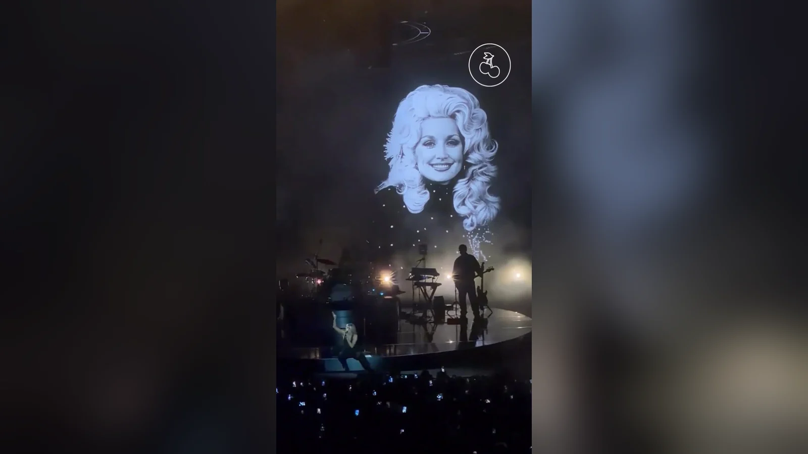 Gương mặt Dolly Parton hiện trên màn hình lớn khi Miley Cyrus hát Jolene ở Hollywood Bowl