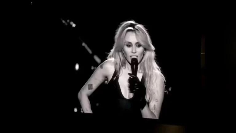 Miley Cyrus cầm micro nói chuyện với khán giả trên màn hình lớn ở Hollywood Bowl