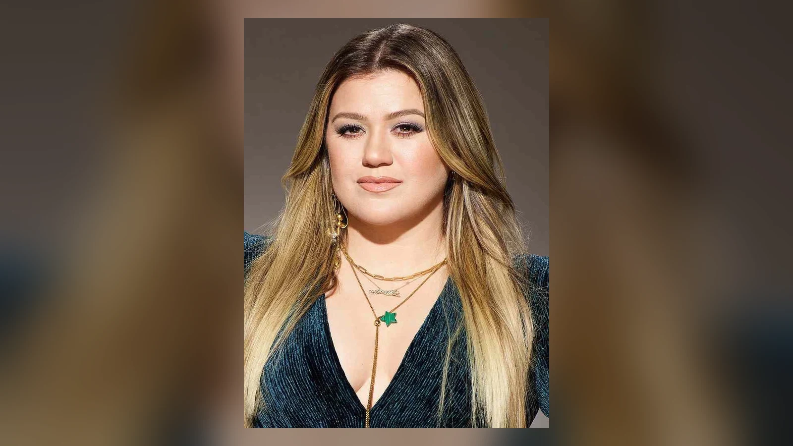 Kelly Clarkson và tranh cãi chim gỗ Molly với Art of Play