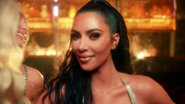 Paris Hilton cười bên cạnh Kim Kardashian tóc đen buộc cao trong MV Best Friend's Ass năm 2019