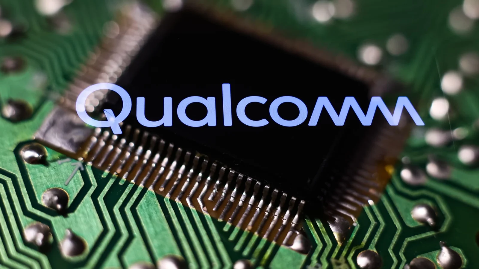 Tấm wafer chip bán dẫn cận cảnh, minh họa cuộc chiến giấy phép chip Qualcomm và Arm