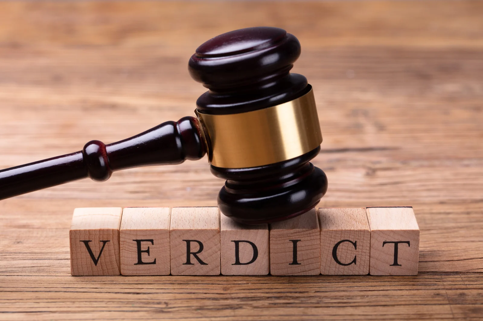 Búa thẩm phán và chữ VERDICT trên bàn xử án, minh họa phán quyết bồi thẩm