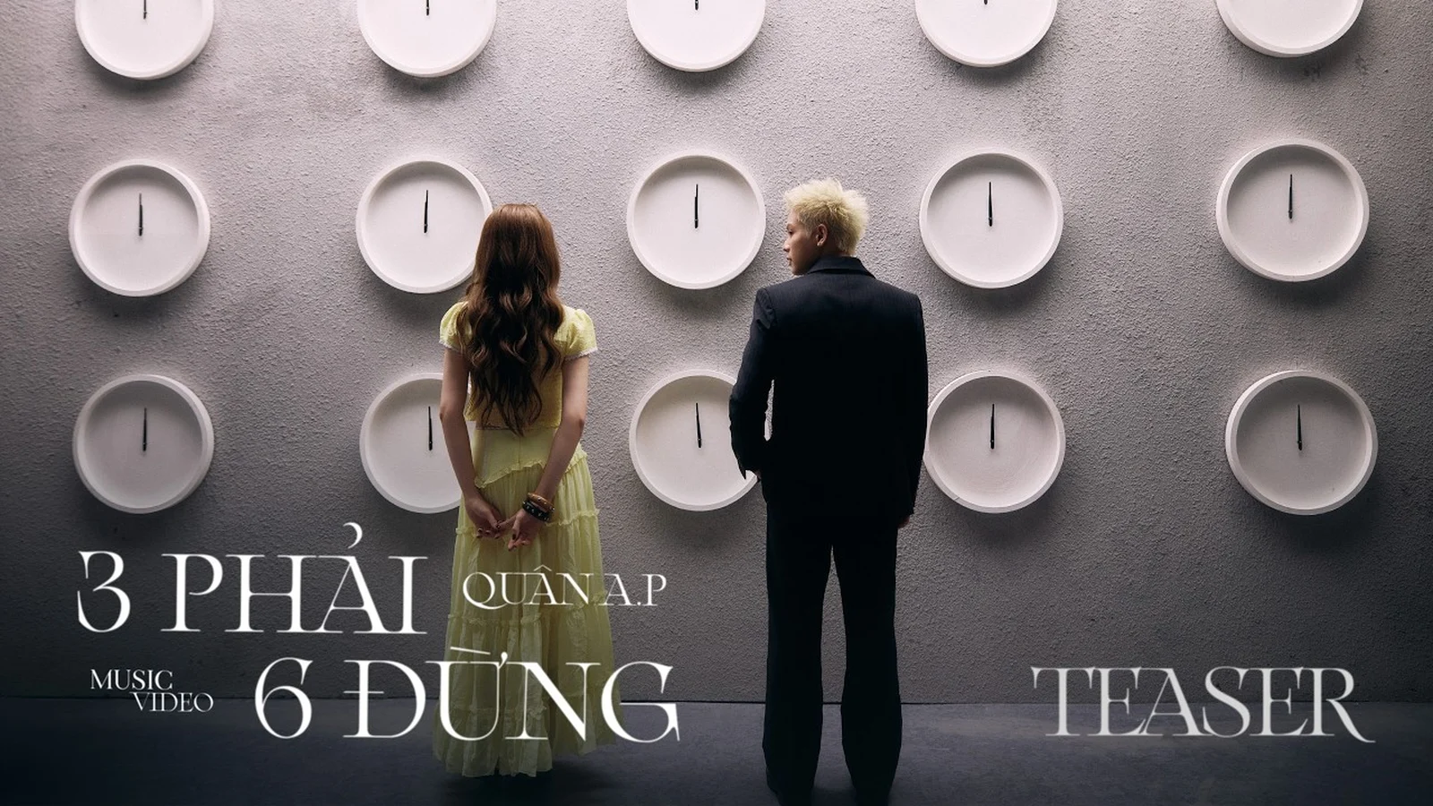 Quân A.P và Lê Khanh đứng quay lưng trước bức tường đồng hồ trong teaser MV 3 Phải 6 Đừng