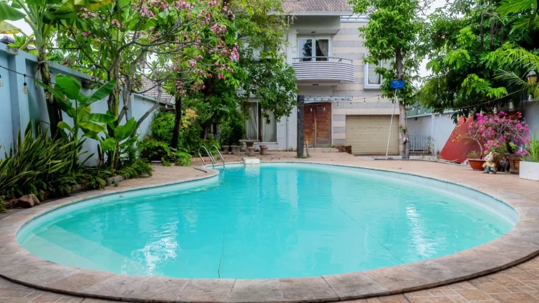 Hồ bơi villa TP.HCM liên quan tin tuyển người quét lá lương 1 triệu đồng một tháng