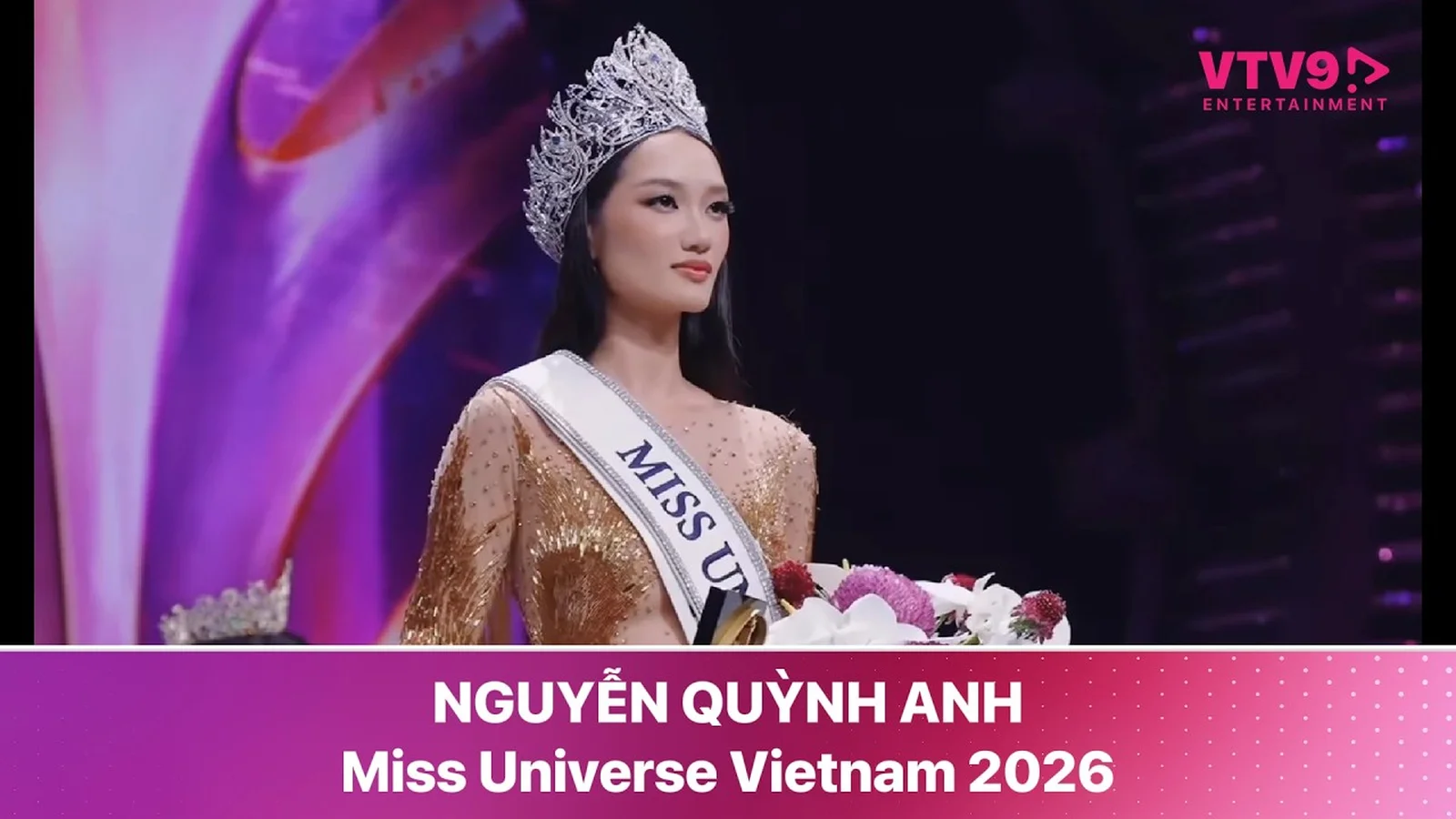 Nguyễn Quỳnh Anh đội vương miện, đeo băng Miss Universe trên sân khấu chung kết Miss Universe Vietnam 2026