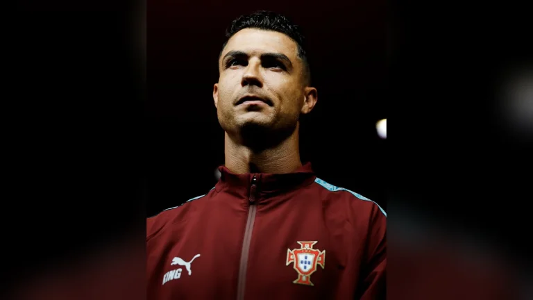Cristiano Ronaldo trong áo khoác đội tuyển Bồ Đào Nha, ảnh kèm bài đăng thông báo rời đội tuyển