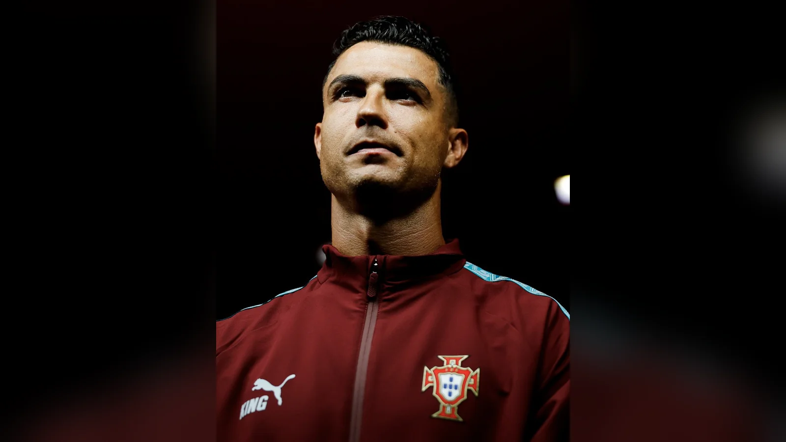 Cristiano Ronaldo trong áo khoác đội tuyển Bồ Đào Nha, ảnh kèm bài đăng thông báo rời đội tuyển