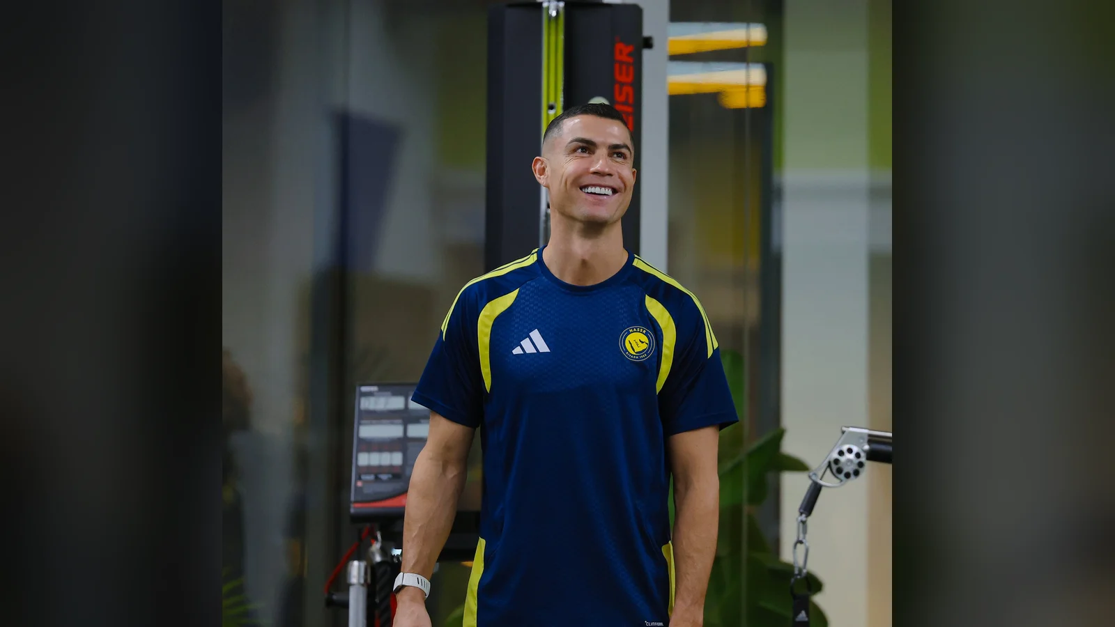 Cristiano Ronaldo cười tươi trong buổi tập của Al Nassr sau khi bị phạt 255 euro