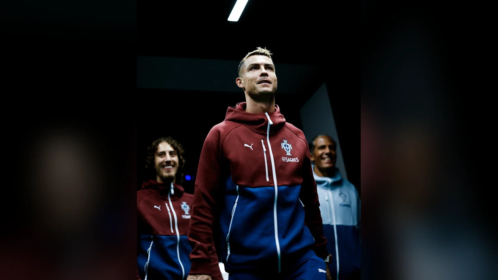 Cristiano Ronaldo mặc áo khoác đội tuyển Bồ Đào Nha đi cùng đồng đội trong đợt tập trung tháng 9/2026