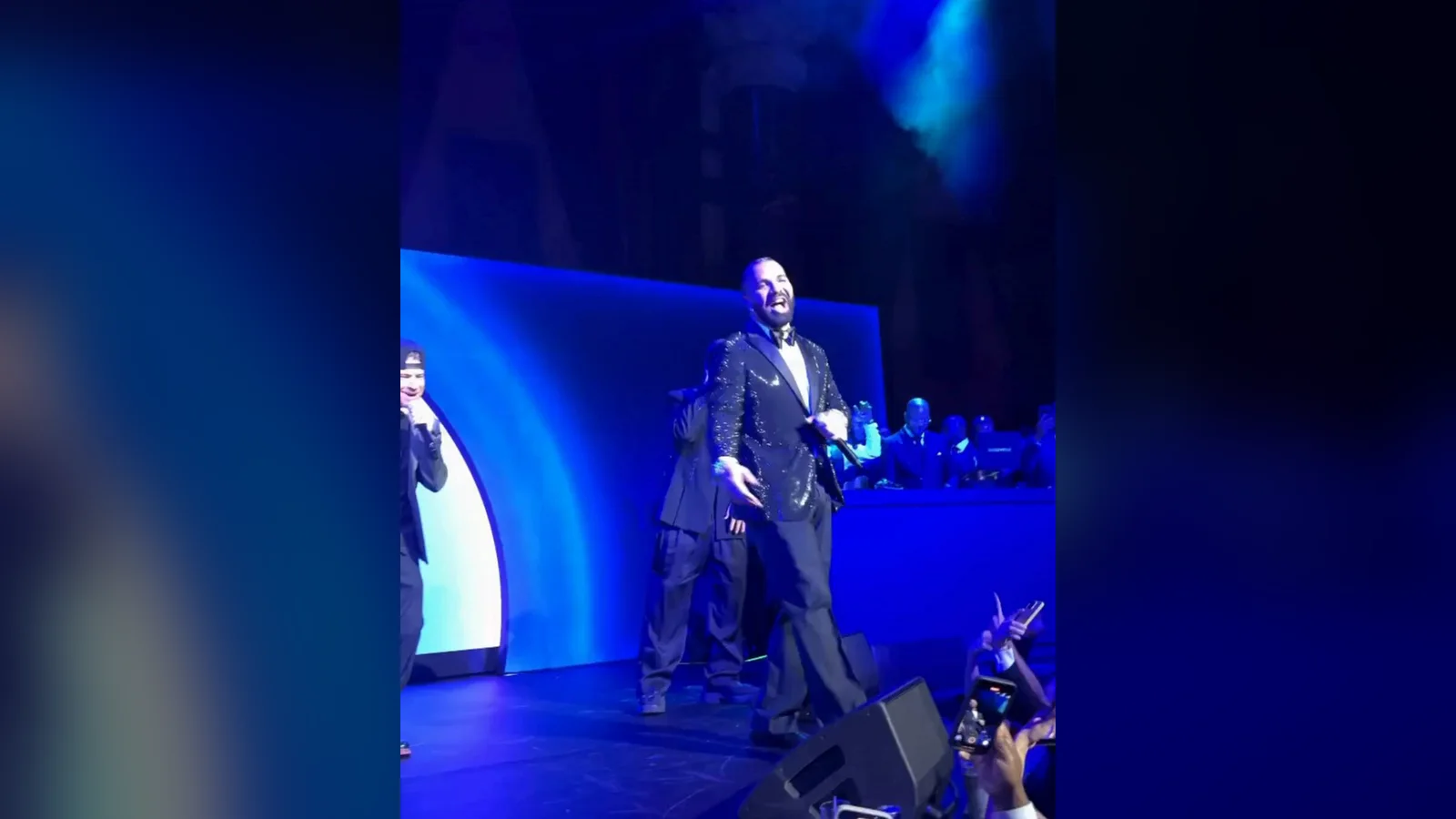Sân khấu ánh đèn xanh trong tiệc sinh nhật 40 tuổi của Drake ở New York, khách giơ điện thoại quay
