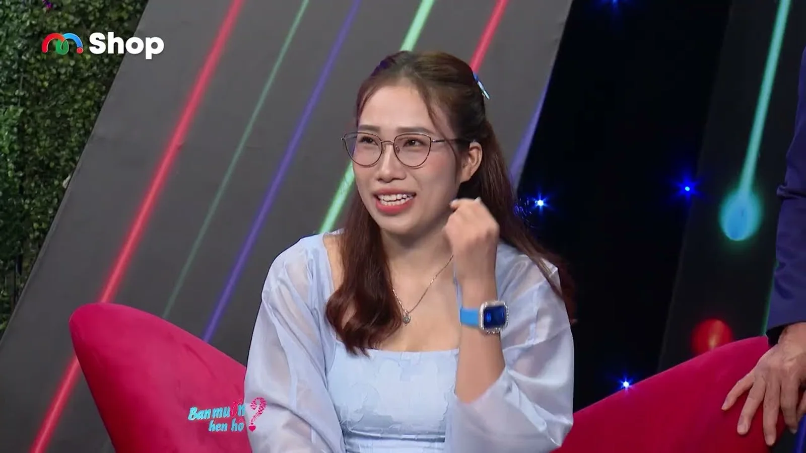 Thu Thủy, cô gái được gọi là công chúa ngã cầu thang, cười khi trò chuyện trong Bạn muốn hẹn hò