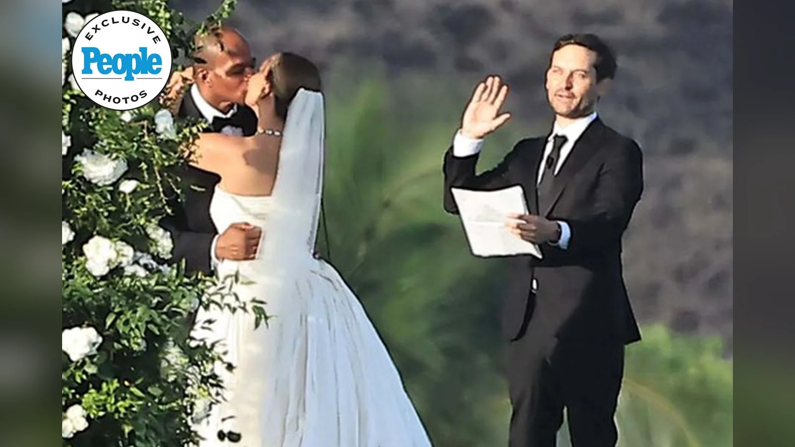 Tobey Maguire giơ tay tuyên bố khi vợ cũ Jennifer Meyer hôn chú rể Geoffrey Ogunlesi trong đám cưới