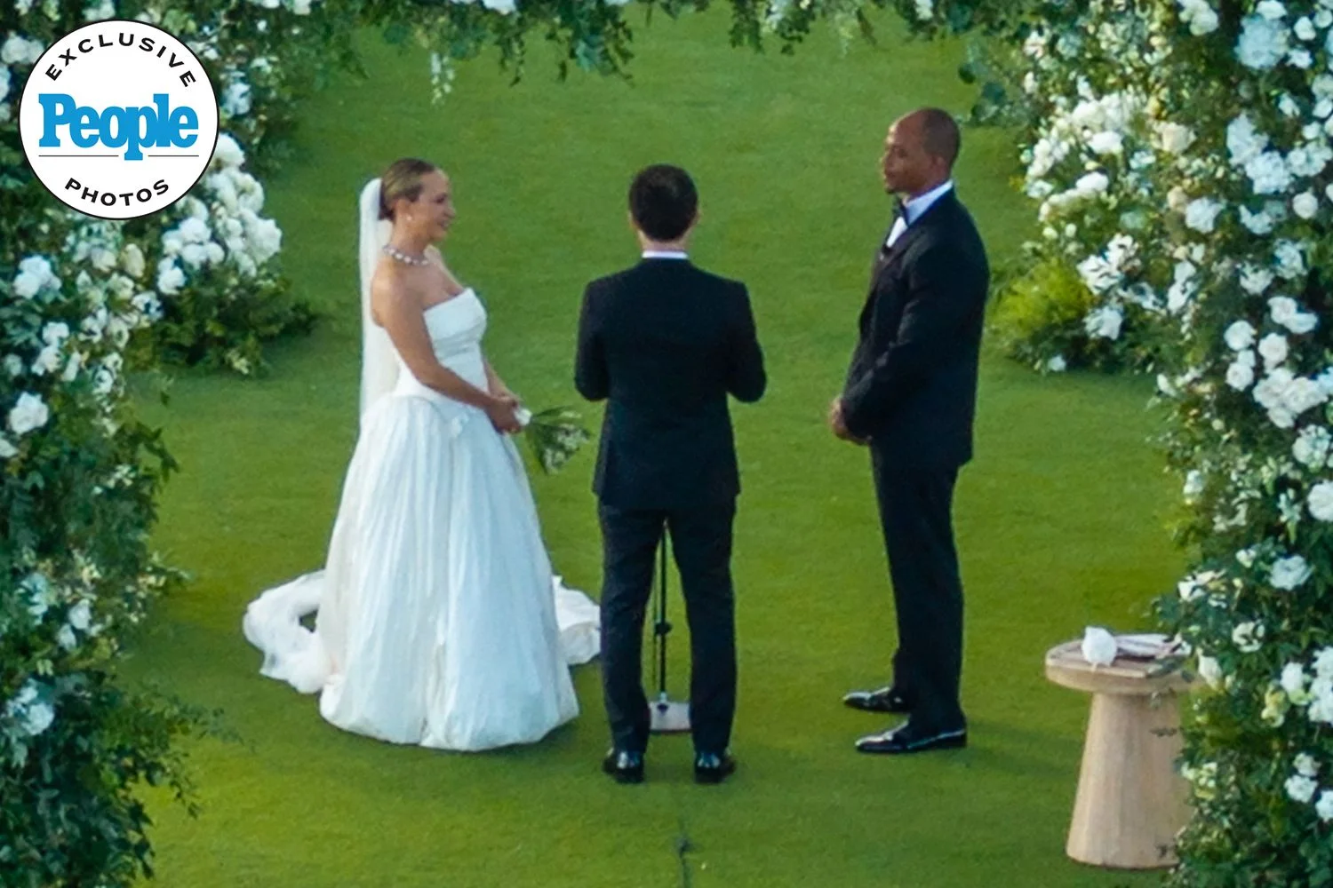 Tobey Maguire đứng giữa cô dâu Jennifer Meyer và chú rể Geoffrey Ogunlesi trên lễ đường ở Hawaii