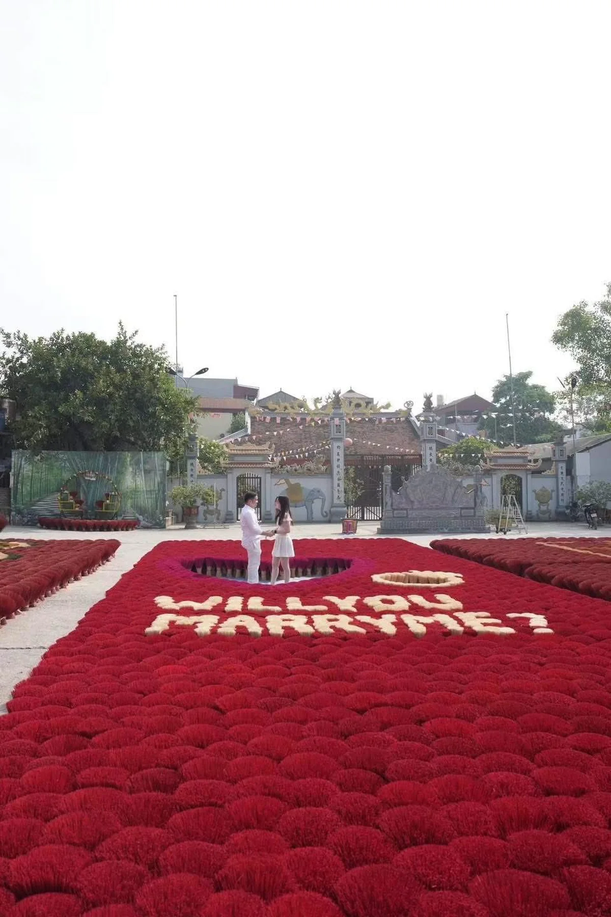 Trái tim và dòng chữ Will you marry me xếp bằng tăm hương đỏ, trắng ngà ở làng hương Quảng Phú Cầu
