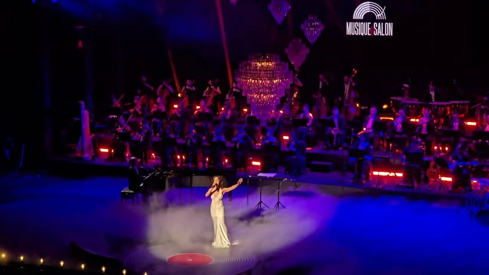 Uyên Linh hát trước dàn nhạc sống dưới ánh đèn tím xanh tại Musique de Salon