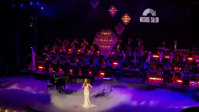 Uyên Linh hát I Have Nothing trên sân khấu có dàn nhạc và đèn chùm Musique de Salon