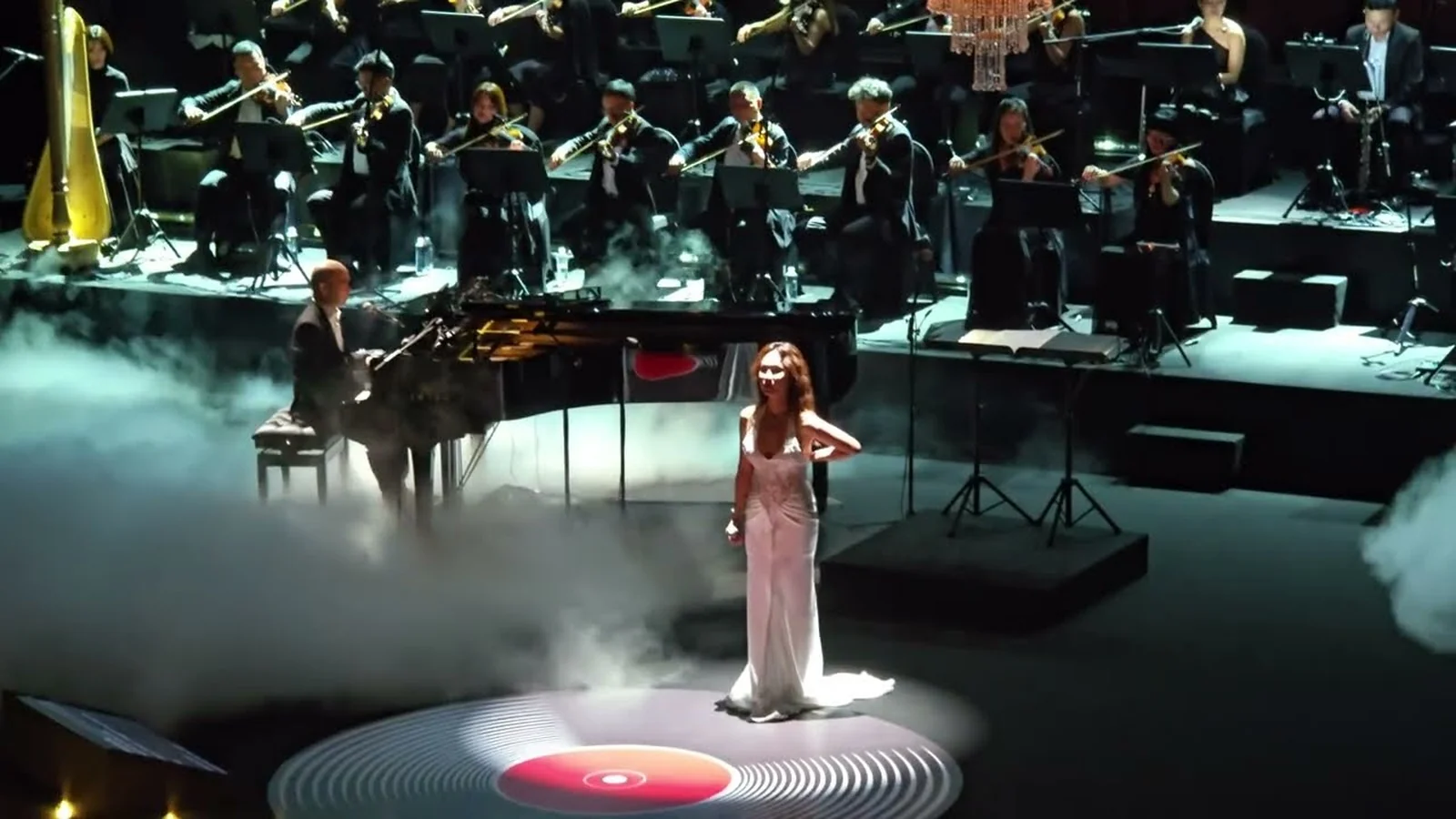 Uyên Linh mặc váy trắng hát trên sàn hình đĩa than cùng dàn nhạc Musique de Salon 22