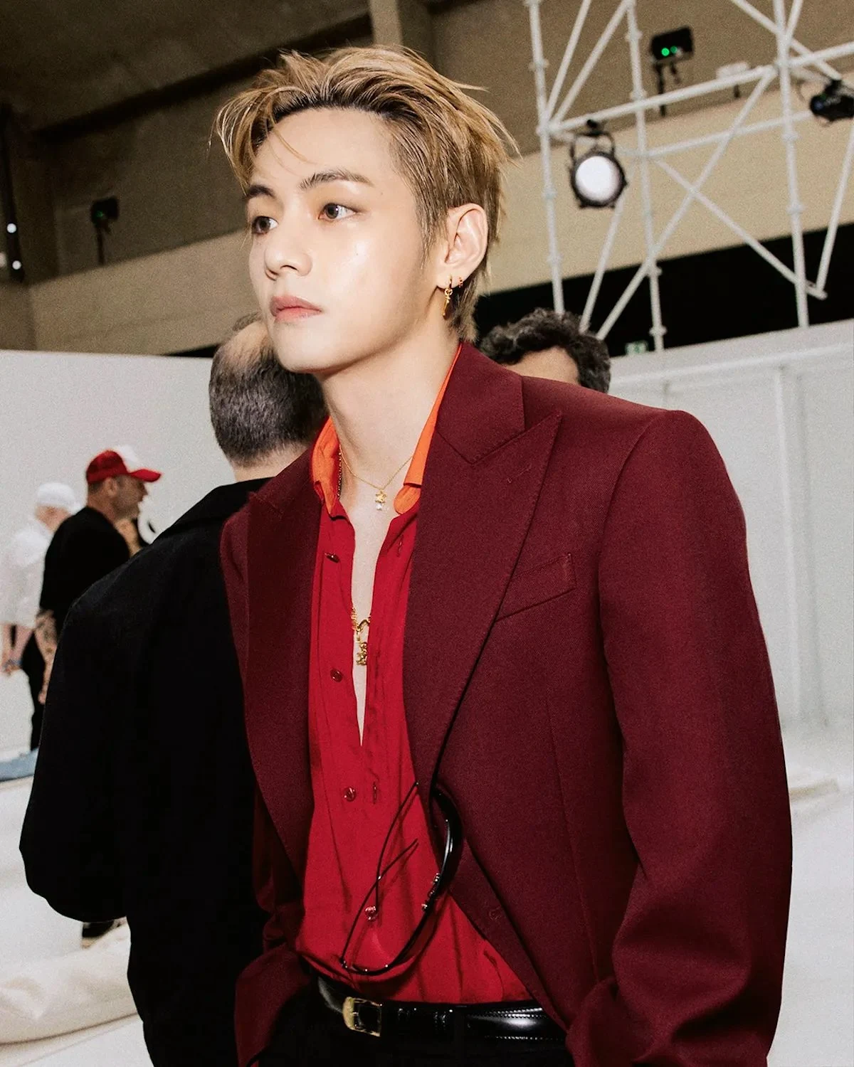 BTS V trong trang phục Celine tại Paris Fashion Week, ảnh từ Vogue Japan