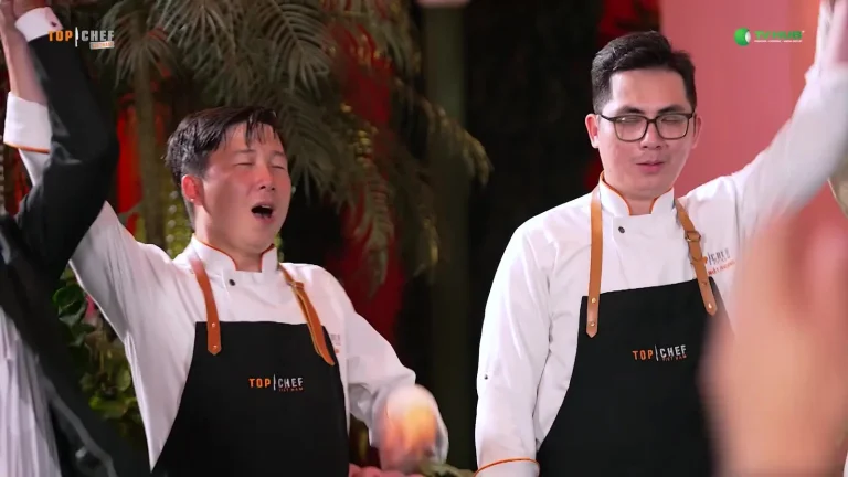 Võ Khắc Linh vỡ òa khi được xướng tên quán quân Top Chef Việt Nam 2026, bên cạnh đầu bếp Đoàn Nhật Phong
