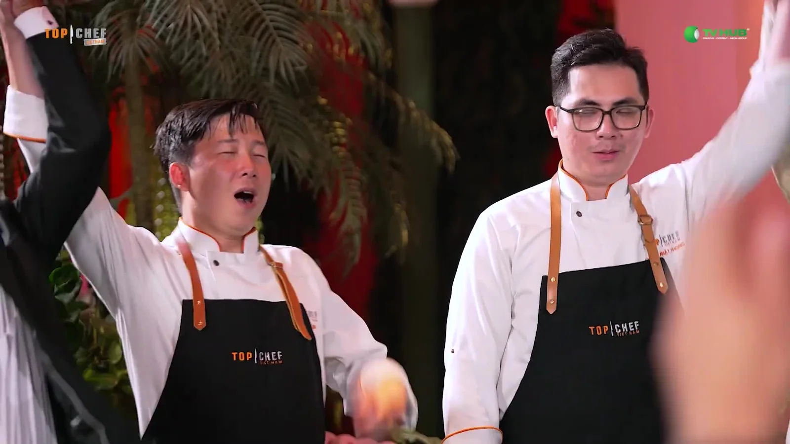 Võ Khắc Linh vỡ òa khi được xướng tên quán quân Top Chef Việt Nam 2026, bên cạnh đầu bếp Đoàn Nhật Phong